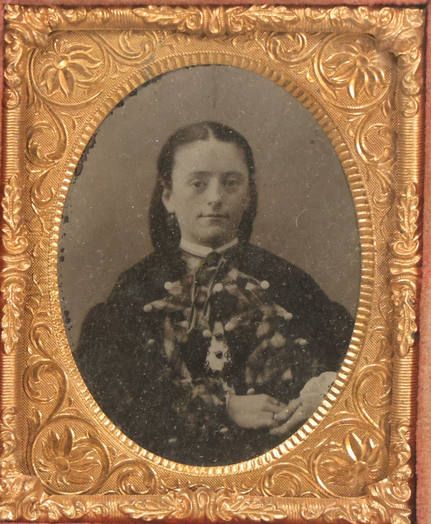 Lot 121 - Antique 1/9th Plate Tintype Photograph Of Pretty Young Girl Wearing Elaborate Scarf In Leatherette Case With George Washington Bust, American Flags, Eagle, And Laurel Crown, Note Heavy Wear And Tear