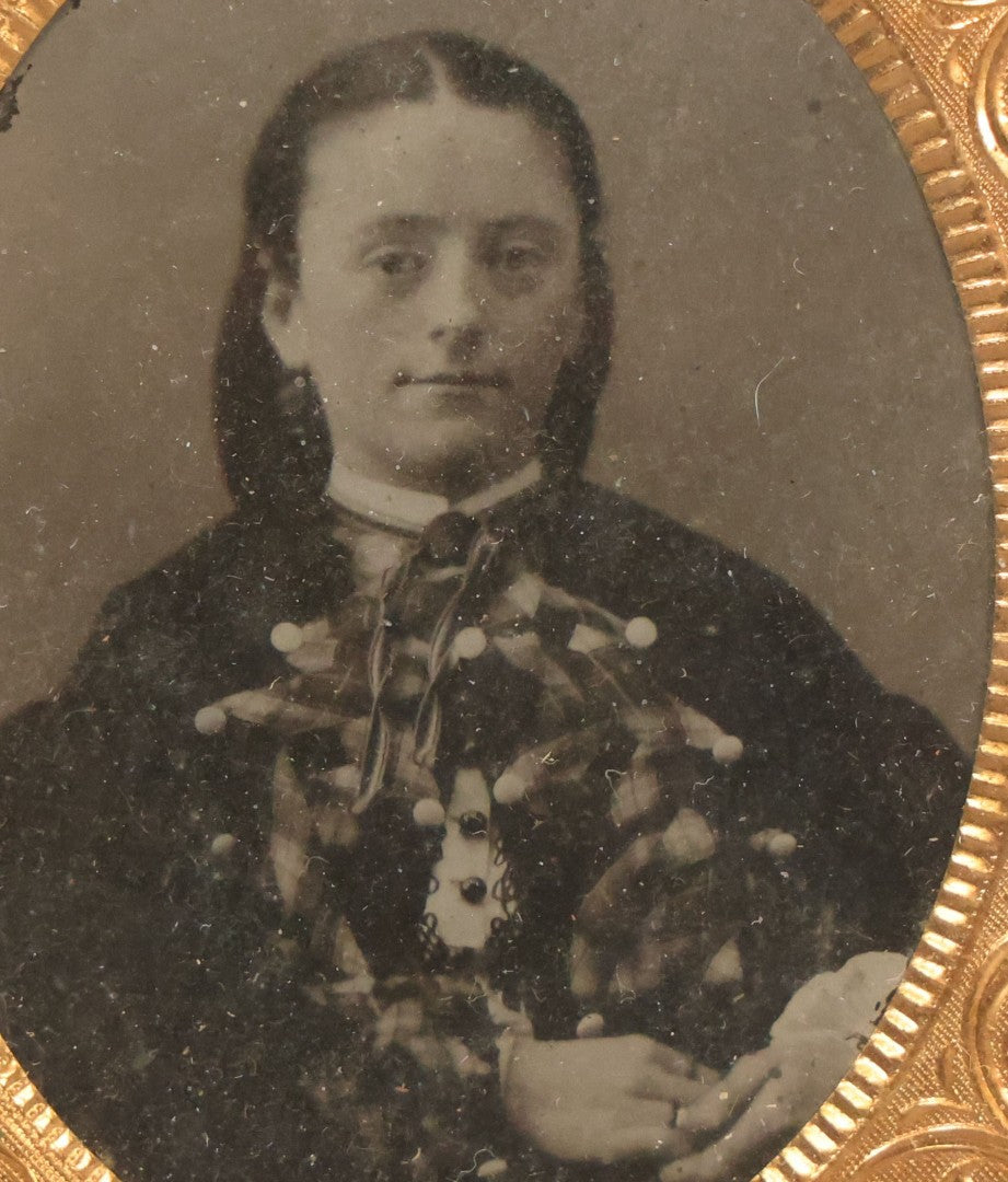 Lot 121 - Antique 1/9th Plate Tintype Photograph Of Pretty Young Girl Wearing Elaborate Scarf In Leatherette Case With George Washington Bust, American Flags, Eagle, And Laurel Crown, Note Heavy Wear And Tear