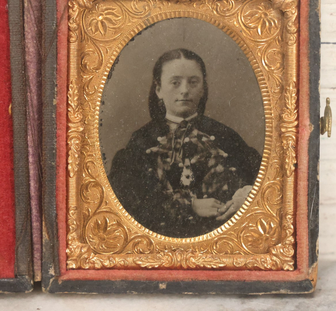 Lot 121 - Antique 1/9th Plate Tintype Photograph Of Pretty Young Girl Wearing Elaborate Scarf In Leatherette Case With George Washington Bust, American Flags, Eagle, And Laurel Crown, Note Heavy Wear And Tear