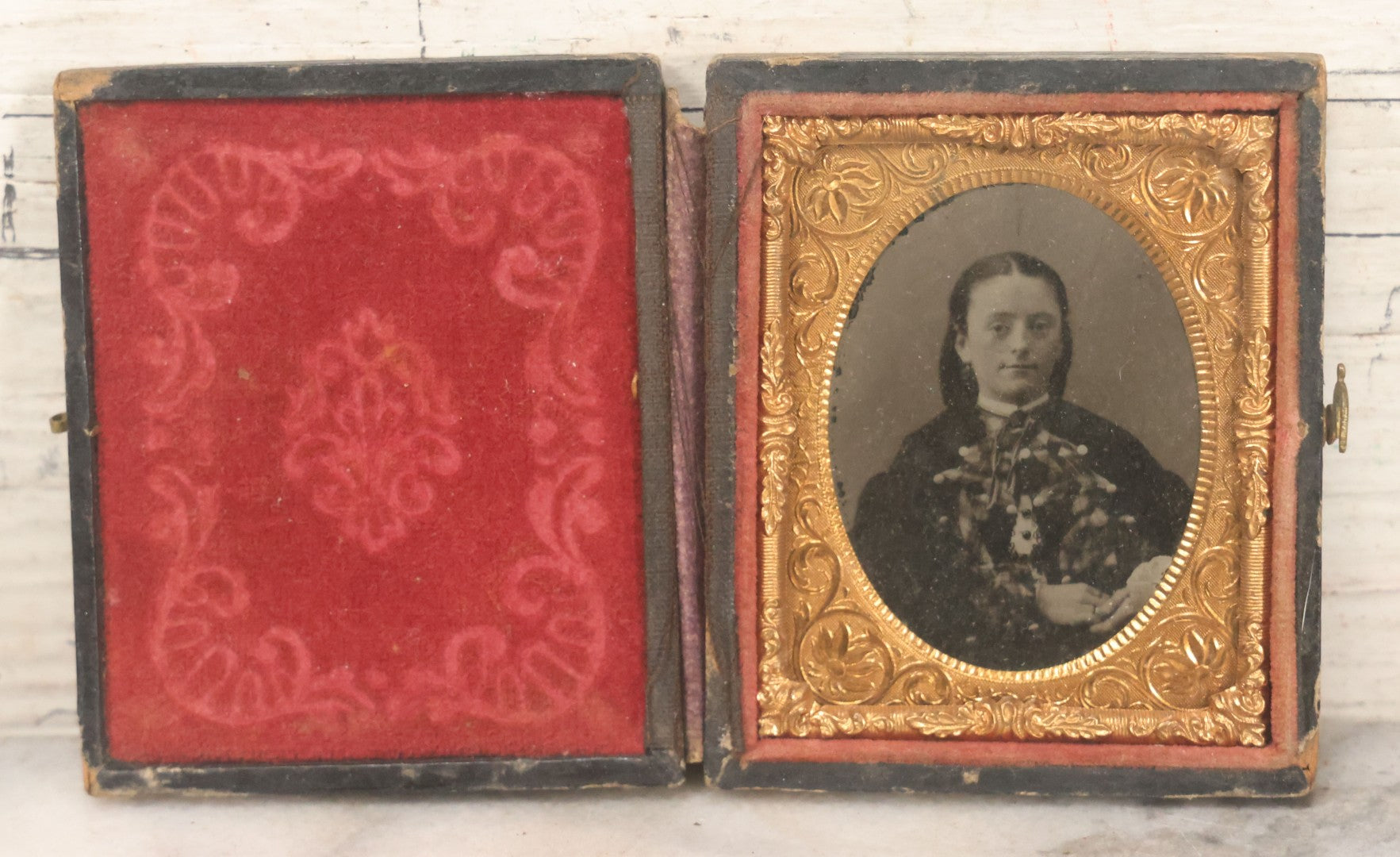 Lot 121 - Antique 1/9th Plate Tintype Photograph Of Pretty Young Girl Wearing Elaborate Scarf In Leatherette Case With George Washington Bust, American Flags, Eagle, And Laurel Crown, Note Heavy Wear And Tear