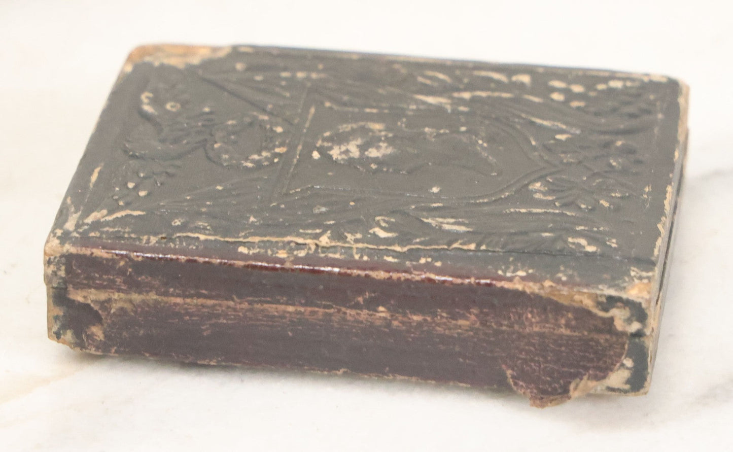 Lot 121 - Antique 1/9th Plate Tintype Photograph Of Pretty Young Girl Wearing Elaborate Scarf In Leatherette Case With George Washington Bust, American Flags, Eagle, And Laurel Crown, Note Heavy Wear And Tear