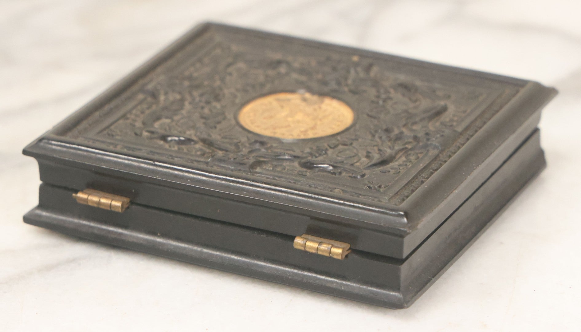 Lot 122 - Antique 1/6th Plate Hard Image Thermoplastic Case With Patriotic Motif, United States Of America Seal With Eagle, Faux Ten Dollar Coin, Genuine Union Case, By S. Peck & H. Halverson, Circa 1860