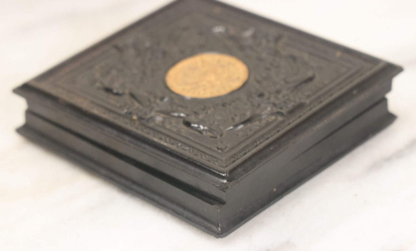 Lot 122 - Antique 1/6th Plate Hard Image Thermoplastic Case With Patriotic Motif, United States Of America Seal With Eagle, Faux Ten Dollar Coin, Genuine Union Case, By S. Peck & H. Halverson, Circa 1860