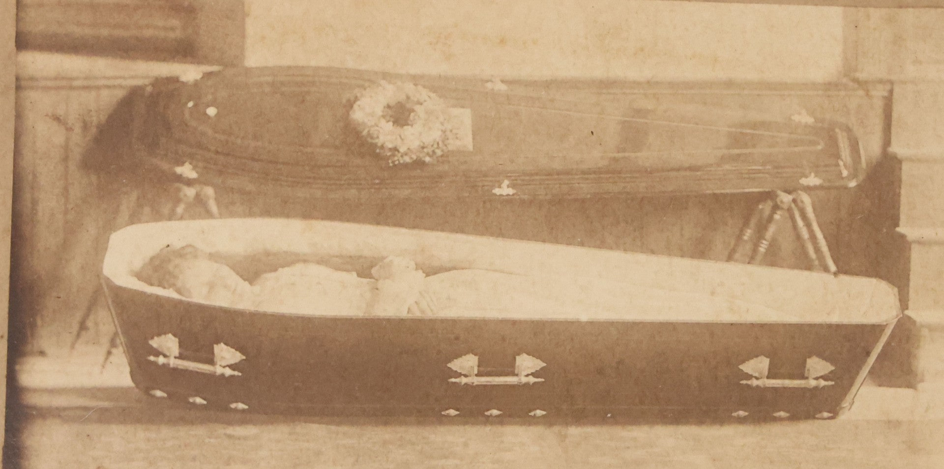 Lot 023 - Antique Carte De Visite C.D.V. Postmortem Photograph Of Woman In Her Coffin, With Full Coffin And Cover On Display With Stands, Wallick, Photographer, Hagerstown, Indiana