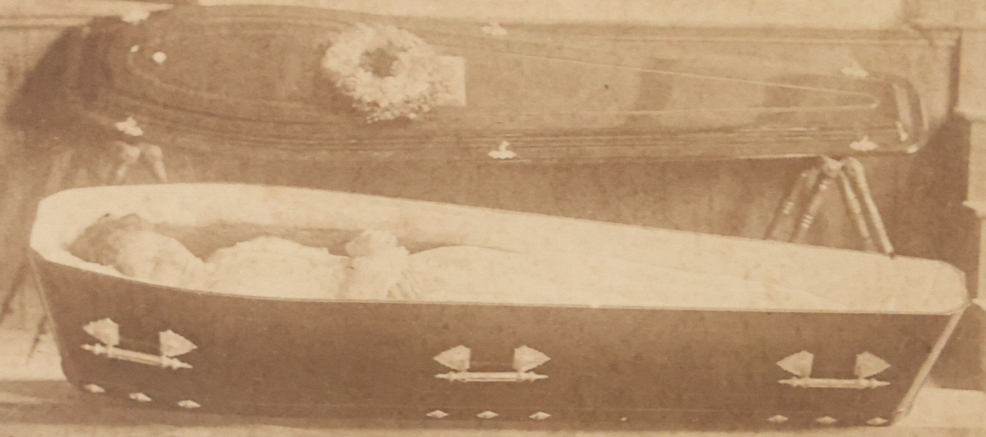 Lot 023 - Antique Carte De Visite C.D.V. Postmortem Photograph Of Woman In Her Coffin, With Full Coffin And Cover On Display With Stands, Wallick, Photographer, Hagerstown, Indiana