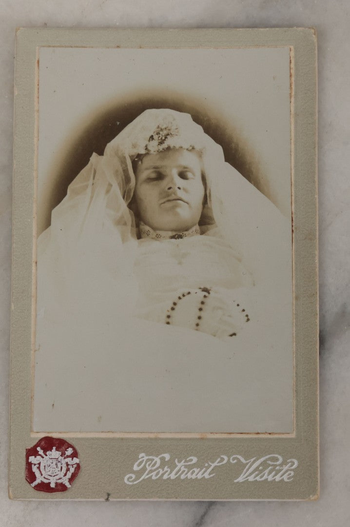 Lot 024 - Antique Carte De Visite C.D.V. Postmortem Photograph Of Woman In White Veil And White Dress In Coffin, With Souvenir Back Mark