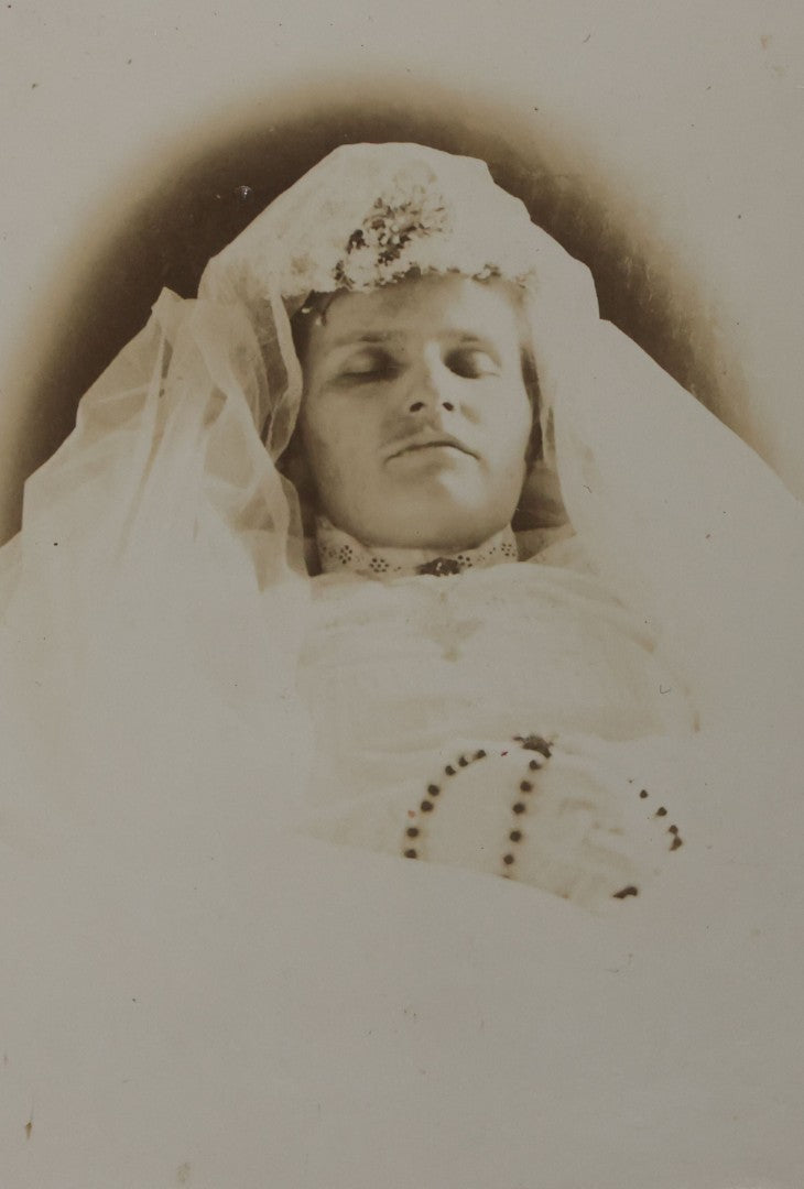 Lot 024 - Antique Carte De Visite C.D.V. Postmortem Photograph Of Woman In White Veil And White Dress In Coffin, With Souvenir Back Mark