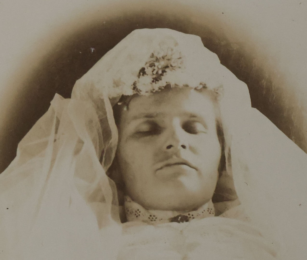 Lot 024 - Antique Carte De Visite C.D.V. Postmortem Photograph Of Woman In White Veil And White Dress In Coffin, With Souvenir Back Mark
