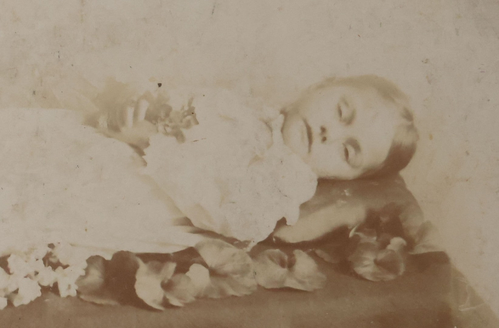Lot 026 - Antique Cabinet Card Postmortem Photograph Of Young Girl On Funeral Table, Identified As Bernice Taylor, Granddaughter Of Arnold Johnson, From Meader's Art Studio, Williamston, Michigan