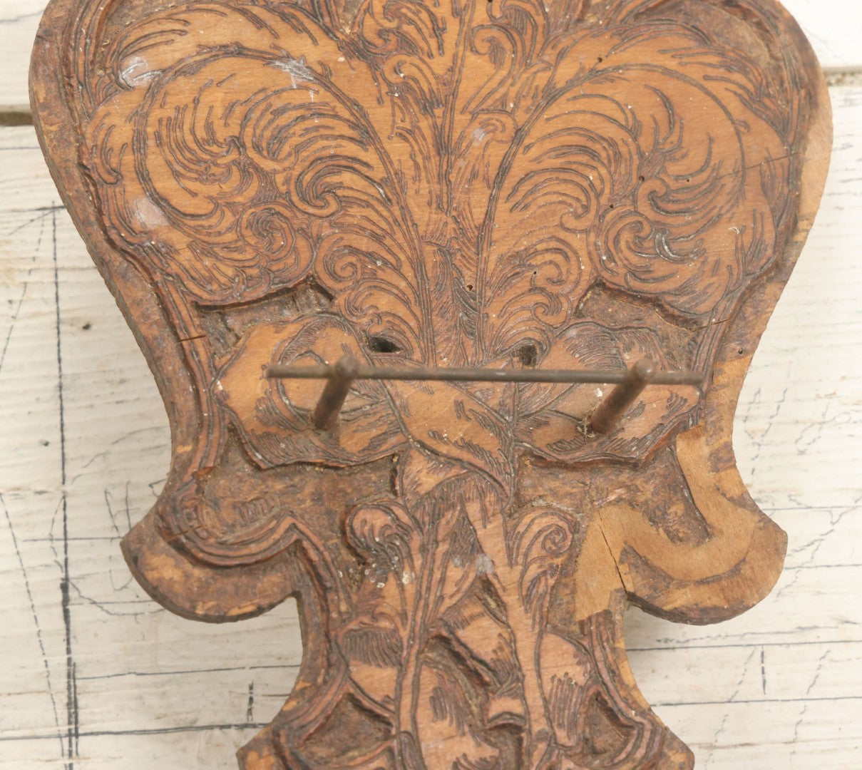 Lot 077 - Antique Wood Burned Pyrography Wall Hanging Plaque Fleur-De-Lis Tie Rack, Flemish Art Co., New York, No. 315, 8-1/4" x 12-3/4"