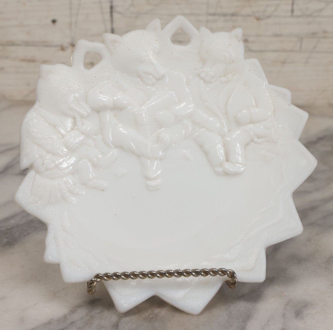 Lot 036 - Antique Westmoreland Milk Glass Character Plate With Three Anthropomorphic Bears Reading Book