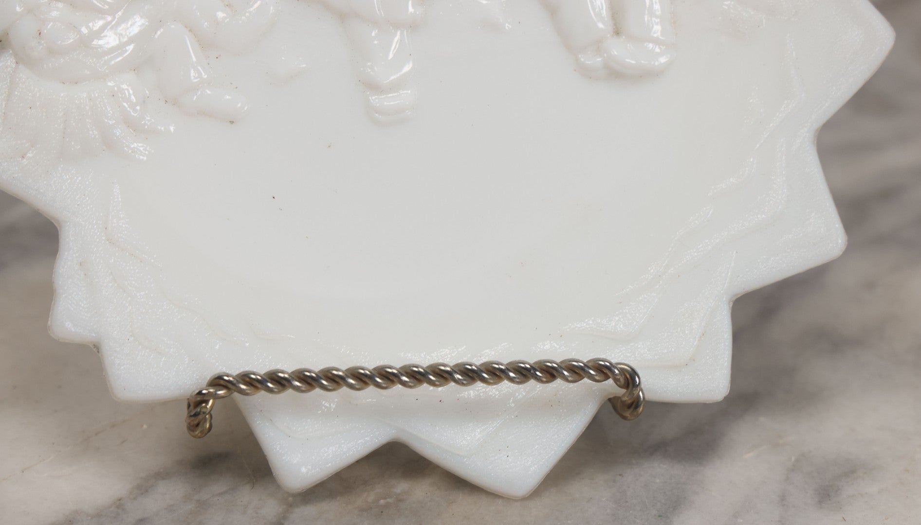 Lot 036 - Antique Westmoreland Milk Glass Character Plate With Three Anthropomorphic Bears Reading Book