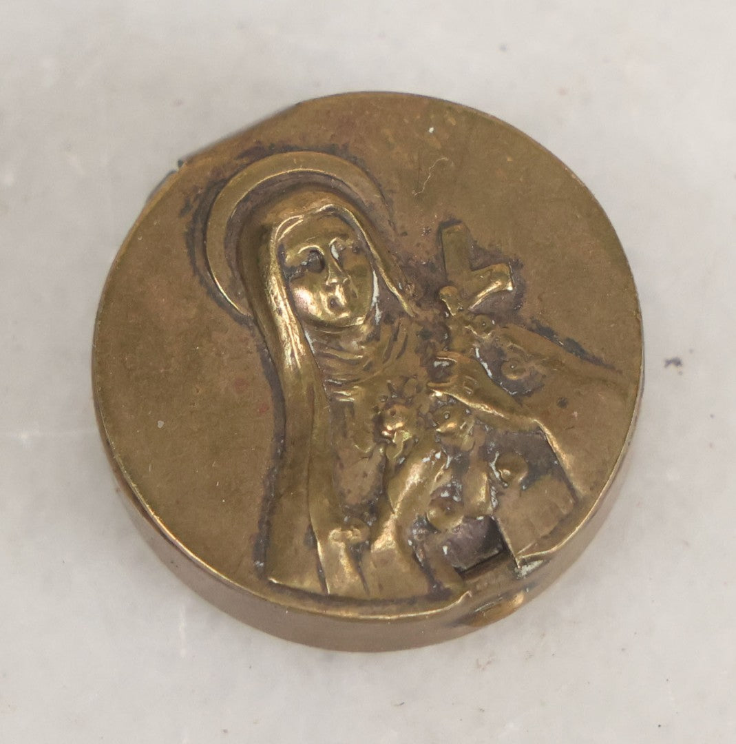 Lot 016 - Vintage Miniature White And Red Glass Rosary Beads With Crucifix In Button Sized Metal Carrying Case With Embossed Saint Therese