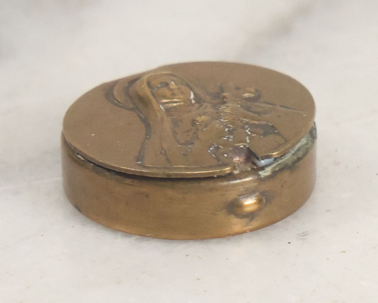 Lot 016 - Vintage Miniature White And Red Glass Rosary Beads With Crucifix In Button Sized Metal Carrying Case With Embossed Saint Therese