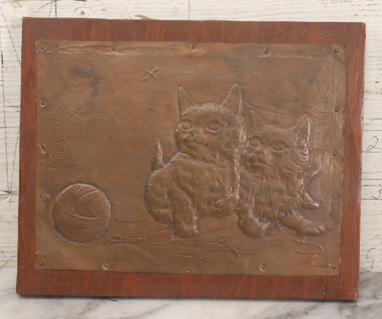 Lot 039 - Vintage Hammered Copper Cat Plaque Of Two Kittens Watching A Dragonfly, Mounted To Wood, 9" x 7-1/4"