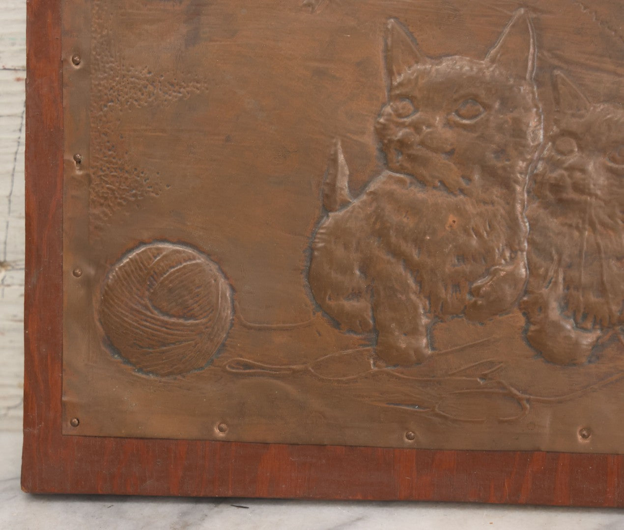 Lot 039 - Vintage Hammered Copper Cat Plaque Of Two Kittens Watching A Dragonfly, Mounted To Wood, 9" x 7-1/4"