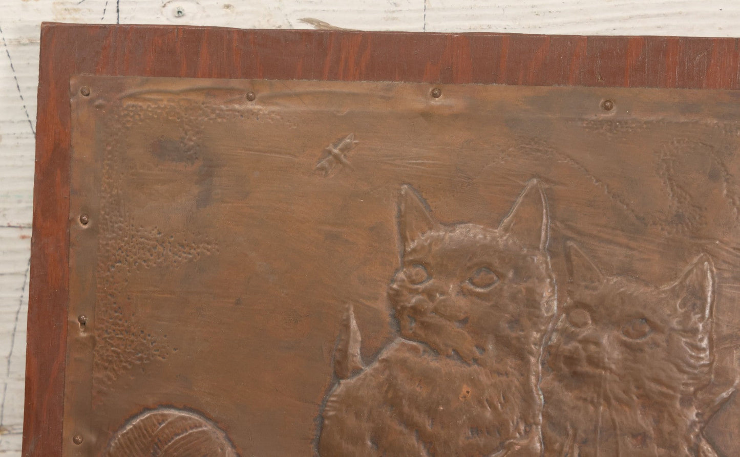 Lot 039 - Vintage Hammered Copper Cat Plaque Of Two Kittens Watching A Dragonfly, Mounted To Wood, 9" x 7-1/4"