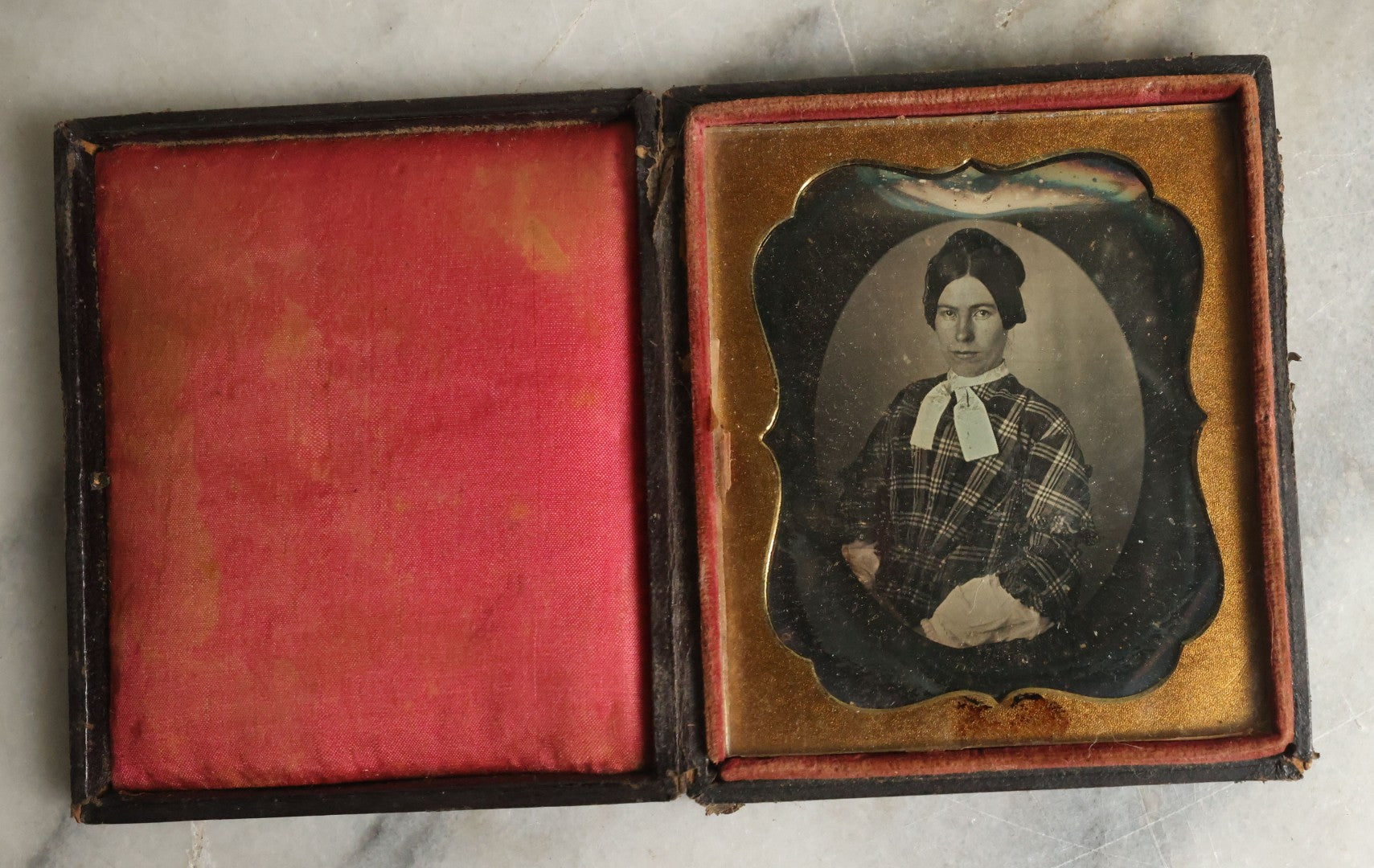 Lot 062 - Antique 1/6th Plate Daguerreotype Photograph Of Woman In Plaid Dress With White Scarf In Intact Leatherette Union Case, Note Dents And Wear To Photo