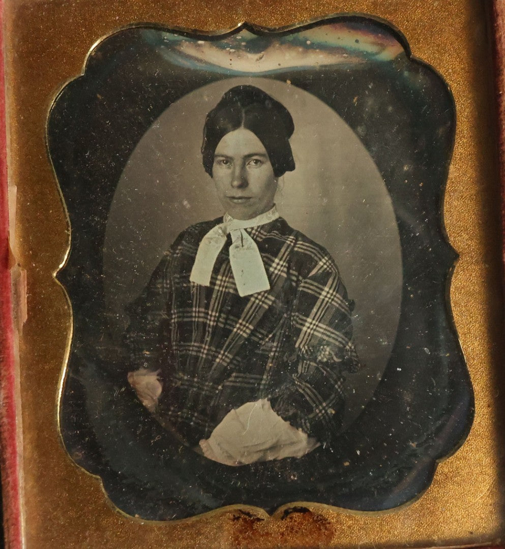 Lot 062 - Antique 1/6th Plate Daguerreotype Photograph Of Woman In Plaid Dress With White Scarf In Intact Leatherette Union Case, Note Dents And Wear To Photo
