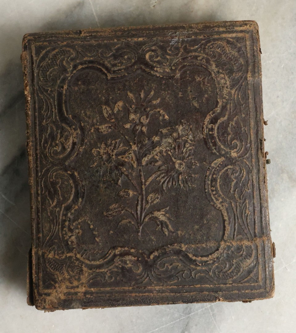 Lot 062 - Antique 1/6th Plate Daguerreotype Photograph Of Woman In Plaid Dress With White Scarf In Intact Leatherette Union Case, Note Dents And Wear To Photo