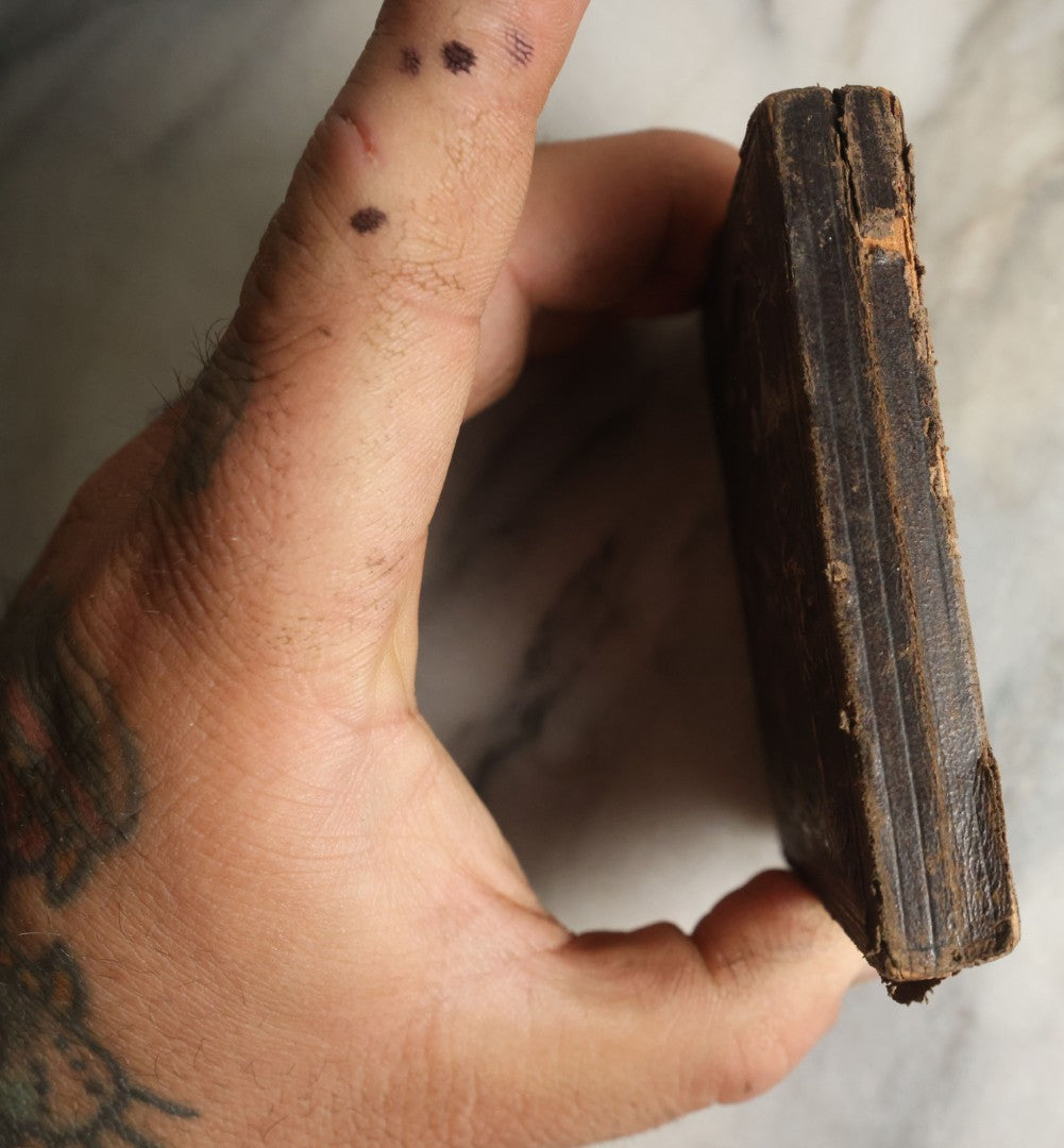 Lot 062 - Antique 1/6th Plate Daguerreotype Photograph Of Woman In Plaid Dress With White Scarf In Intact Leatherette Union Case, Note Dents And Wear To Photo