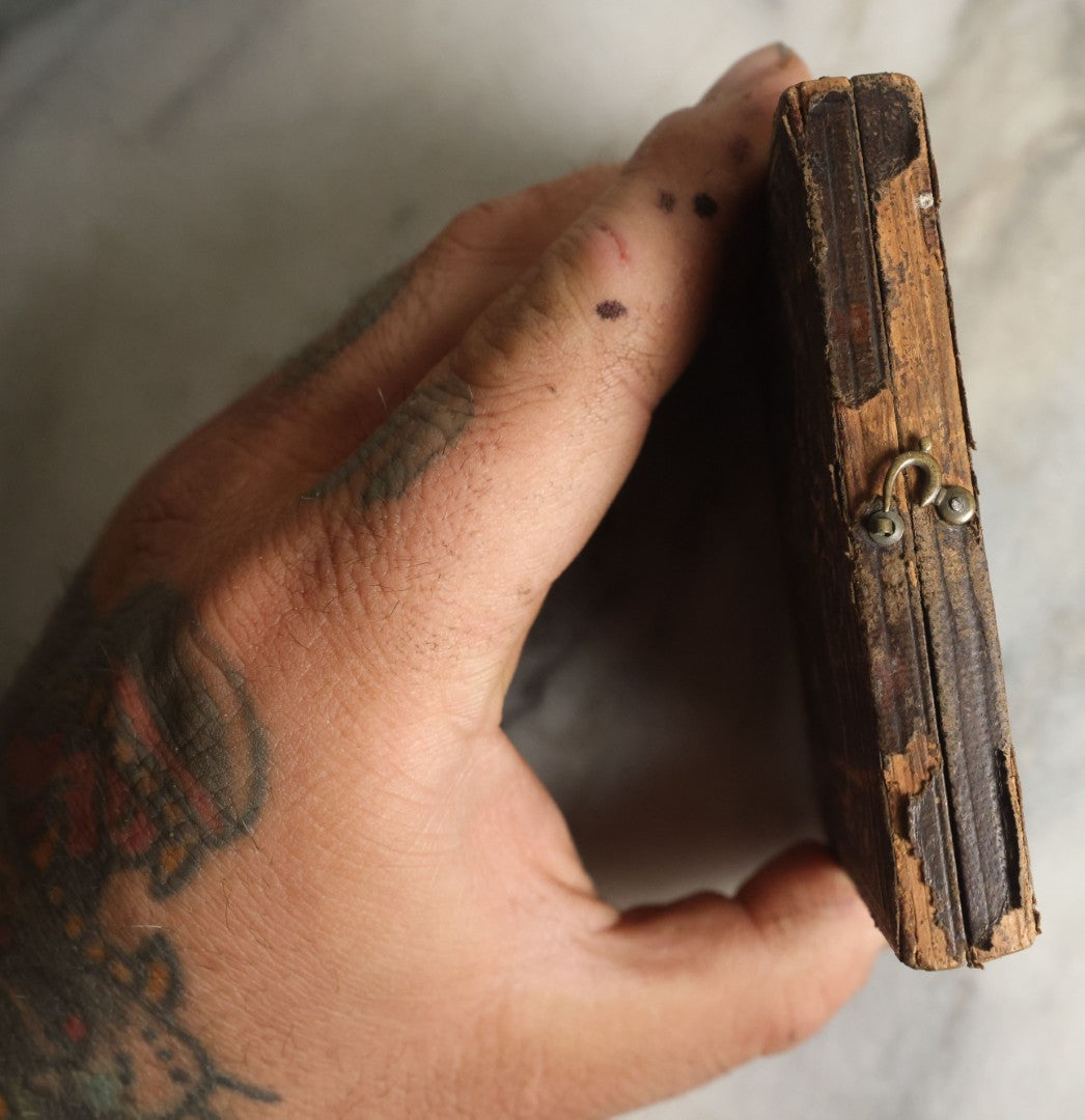 Lot 062 - Antique 1/6th Plate Daguerreotype Photograph Of Woman In Plaid Dress With White Scarf In Intact Leatherette Union Case, Note Dents And Wear To Photo