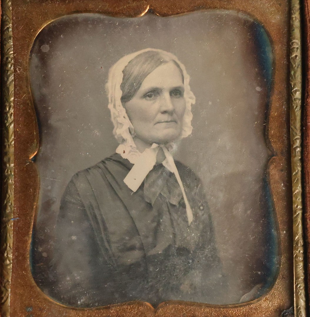 Lot 063 - Antique 1/6th Plate Daguerreotype Photograph With Middle Age Woman With White Hair Wearing White Bonnet And Scarf, In Split Leatherette Union Case With Bird Design