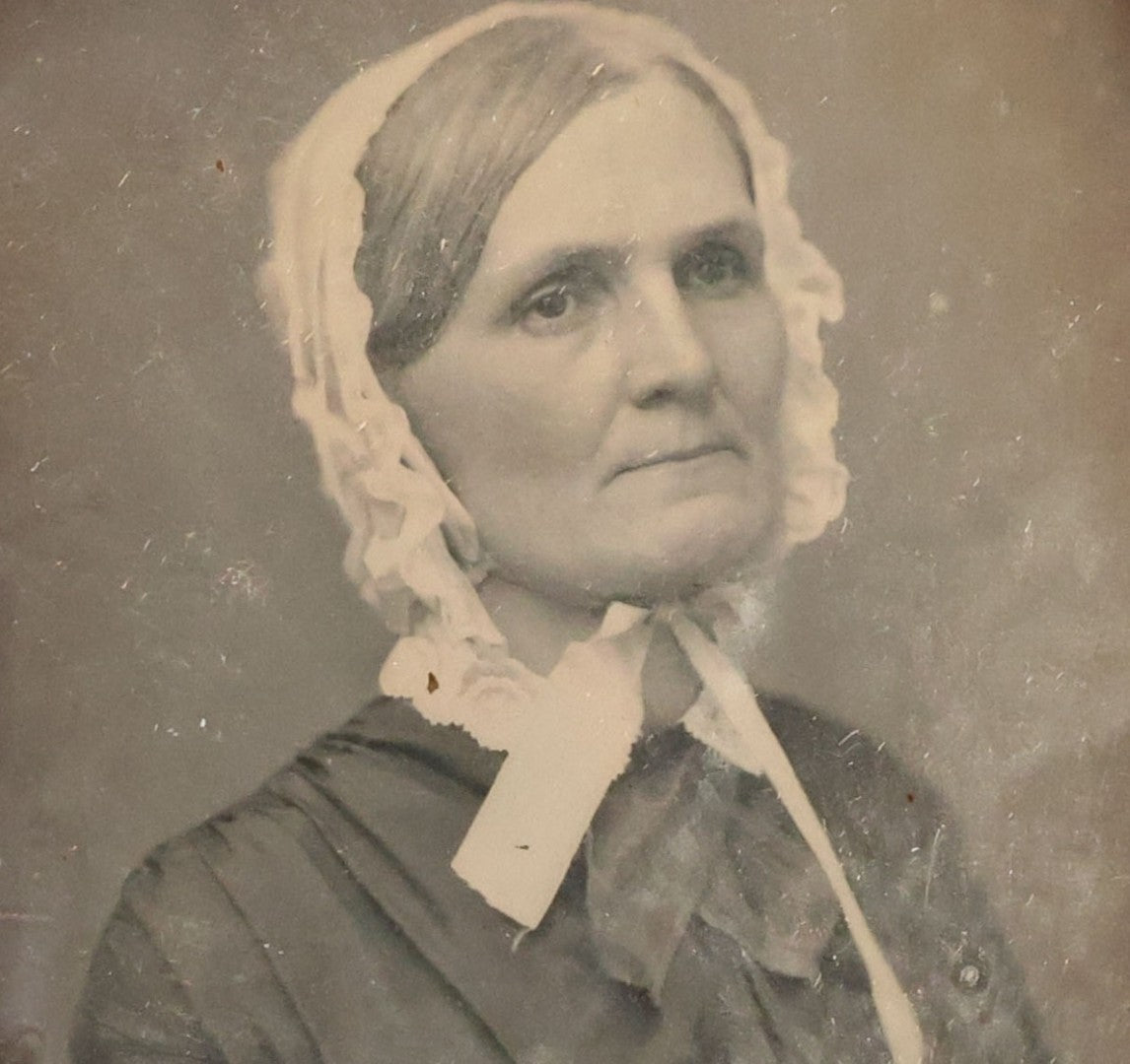 Lot 063 - Antique 1/6th Plate Daguerreotype Photograph With Middle Age Woman With White Hair Wearing White Bonnet And Scarf, In Split Leatherette Union Case With Bird Design