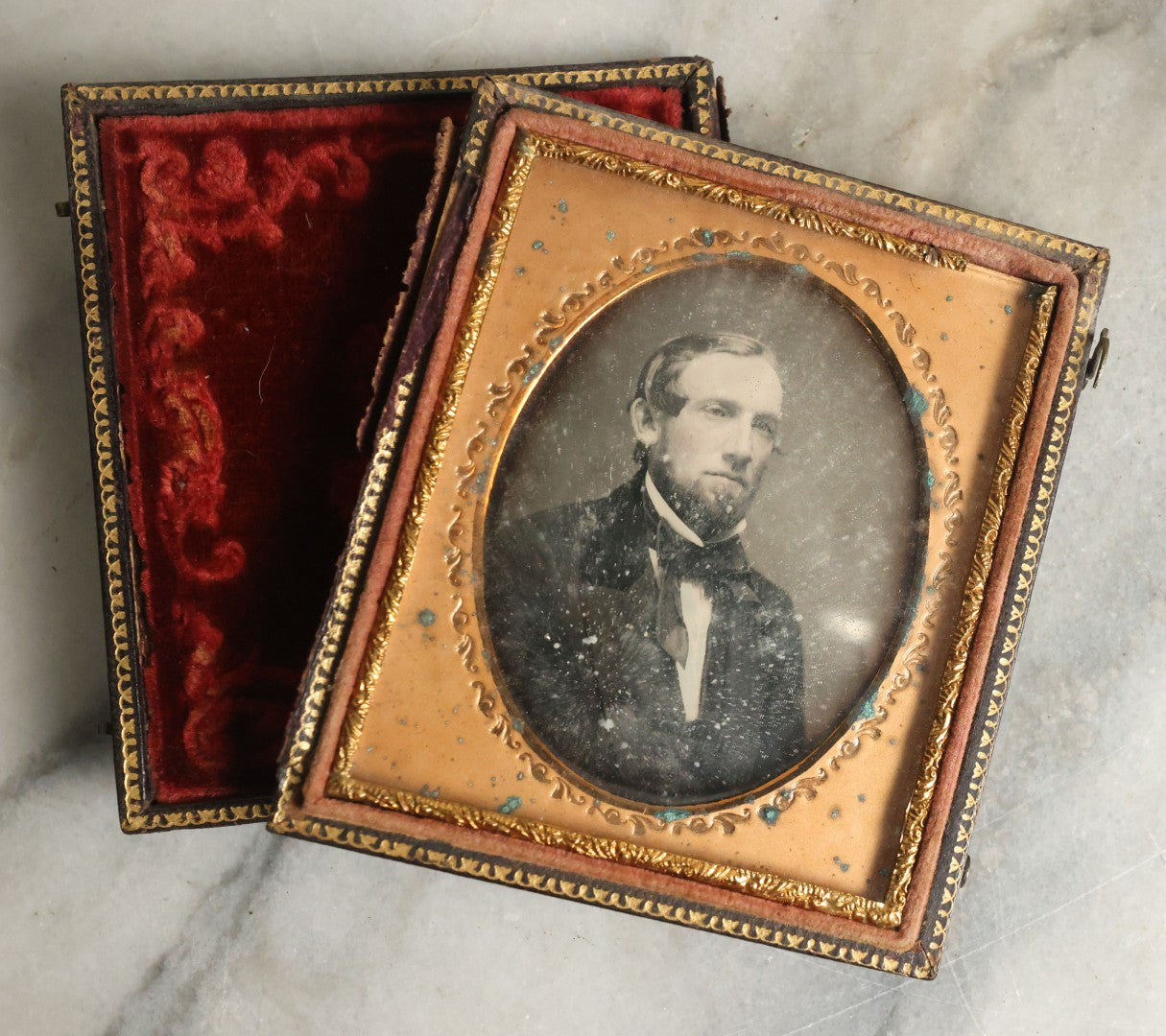 Lot 064 - Antique 1/6th Plate Daguerreotype Photograph Of Blond Man With Beard, Split Full Leatherette Union Case, Note Debris And Residue On Photo