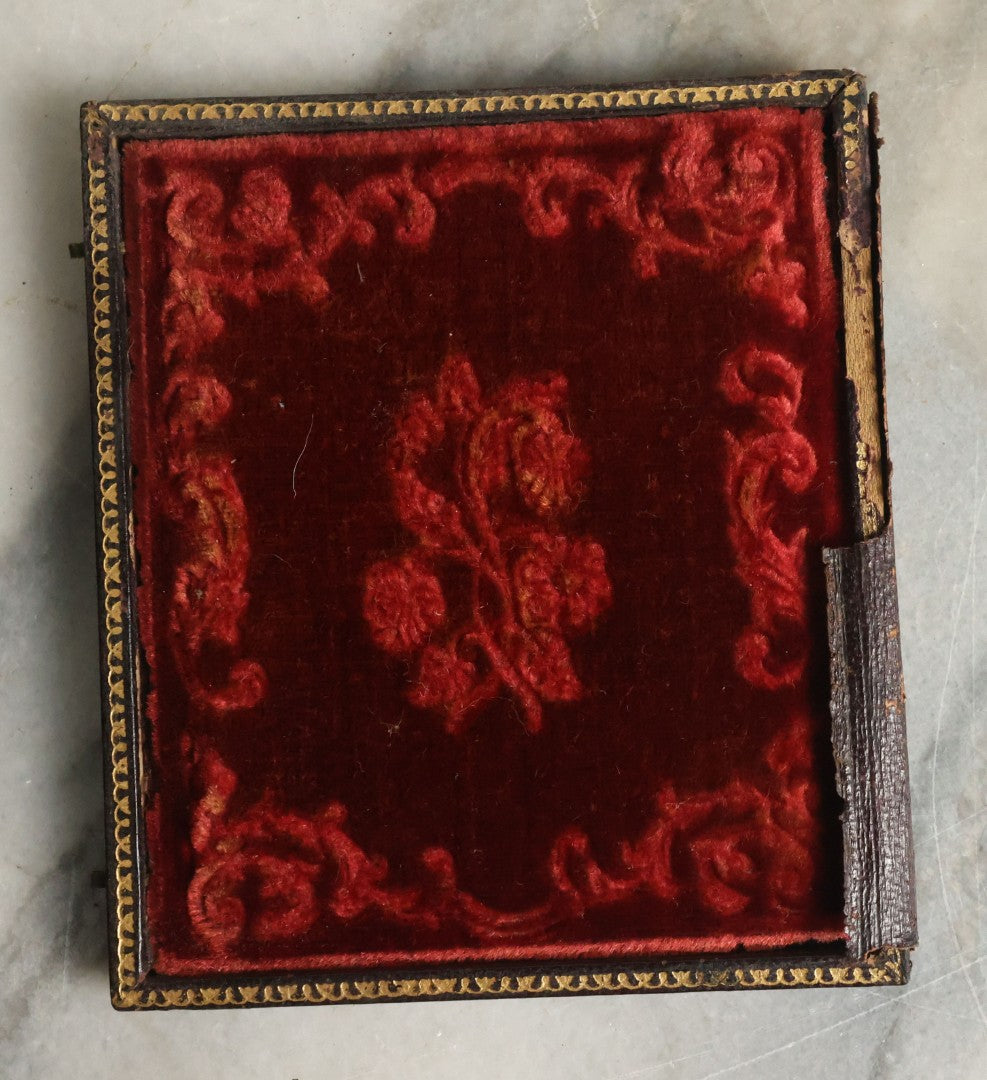 Lot 064 - Antique 1/6th Plate Daguerreotype Photograph Of Blond Man With Beard, Split Full Leatherette Union Case, Note Debris And Residue On Photo