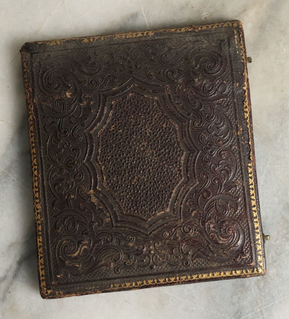 Lot 064 - Antique 1/6th Plate Daguerreotype Photograph Of Blond Man With Beard, Split Full Leatherette Union Case, Note Debris And Residue On Photo