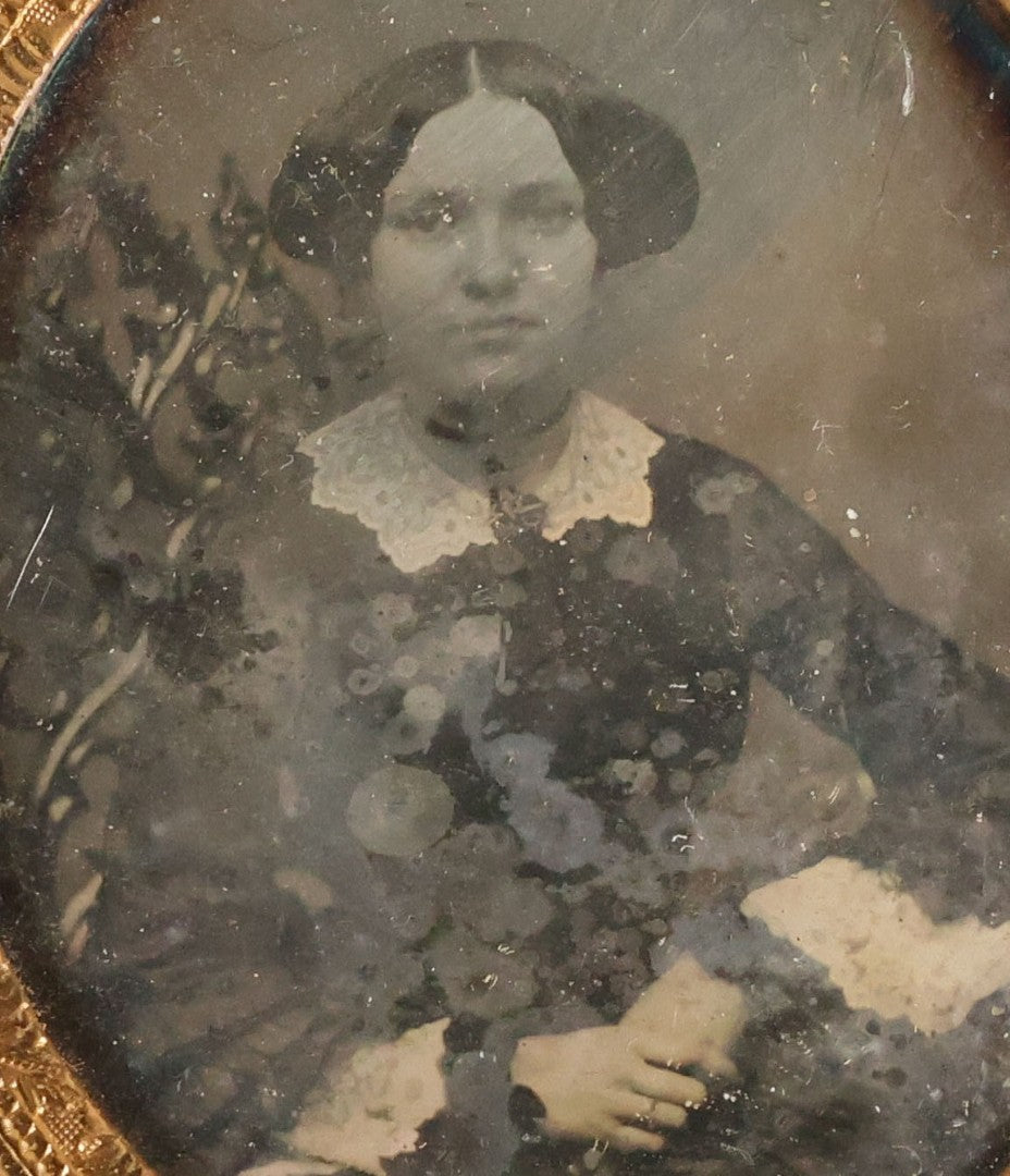 Lot 066 - Antique 1/6th Plate Daguerreotype Photograph Of Woman With Lace Collar And Lace Sleeves, Parted Hair, Sitting In Ornate Backed Chair, Note Residue And Wear On Photo. No Case.