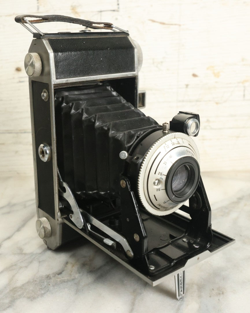 Lot 076 - Antique Universal Camera Corporation Roamer Folding Camera, With Instruction Booklet, Made In U.S.A.