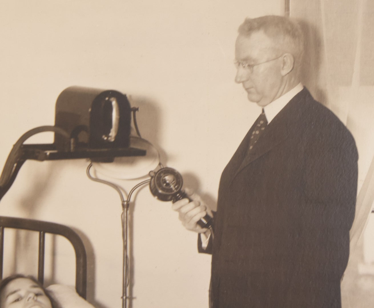 Lot 080 - Vintage Photograph In Paper Frame Of Woman In Hospital Bed With Her Nurse And Doctor About To Utilize An Unknown Medical Apperatus, C.L. Smith & Co., Photographers, Norwood, Massachusetts