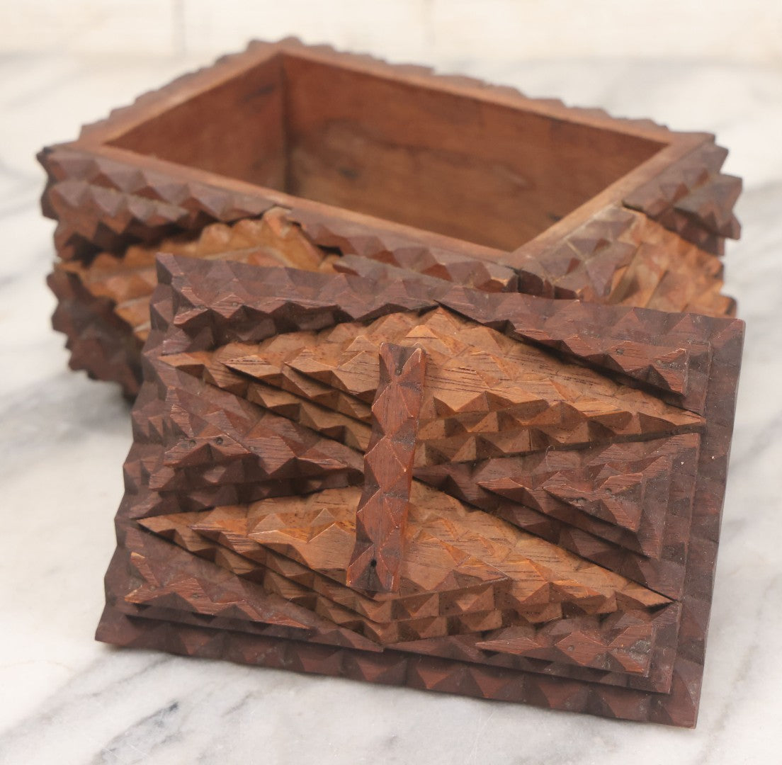 Lot 005 - Vintage Hand Carved Folk Art Tramp Art Wooden Storage Box With Lid And Feet