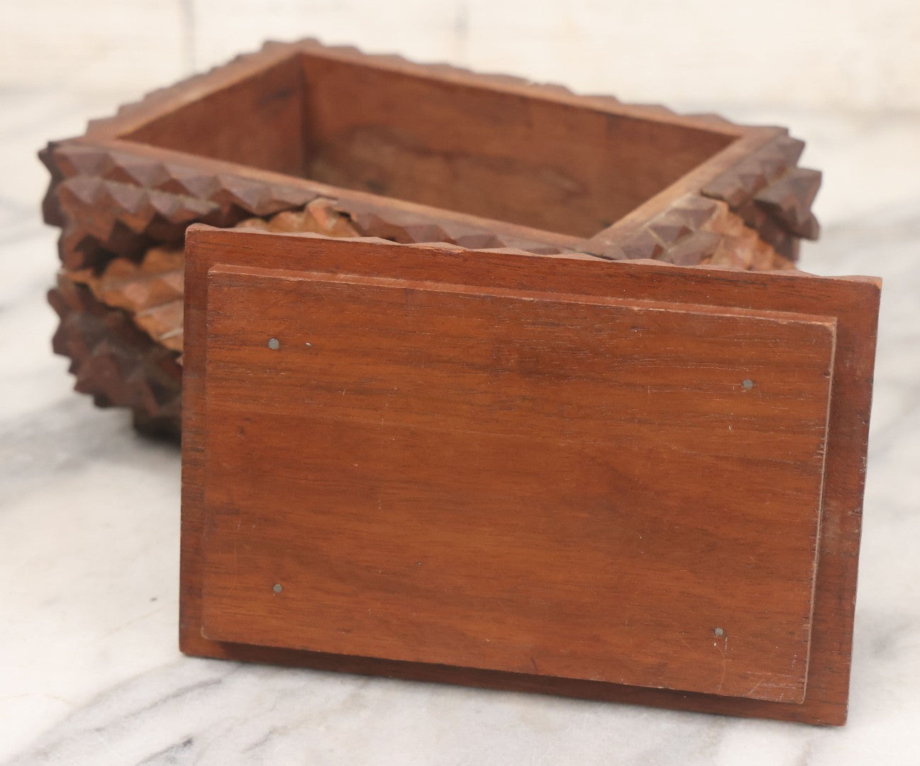 Lot 005 - Vintage Hand Carved Folk Art Tramp Art Wooden Storage Box With Lid And Feet
