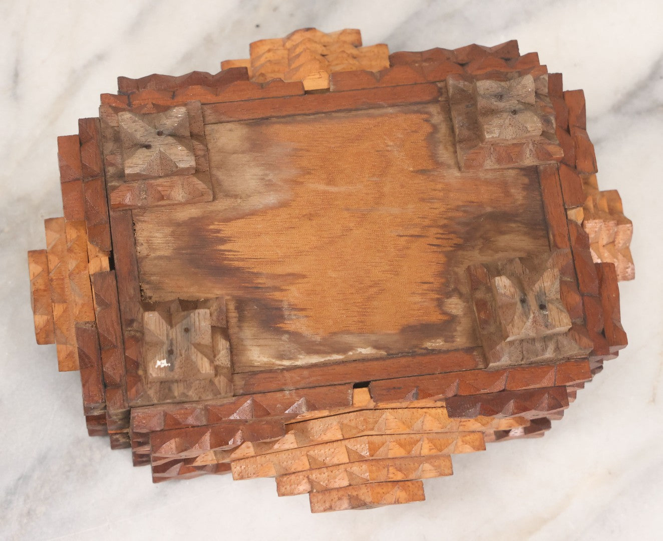 Lot 005 - Vintage Hand Carved Folk Art Tramp Art Wooden Storage Box With Lid And Feet