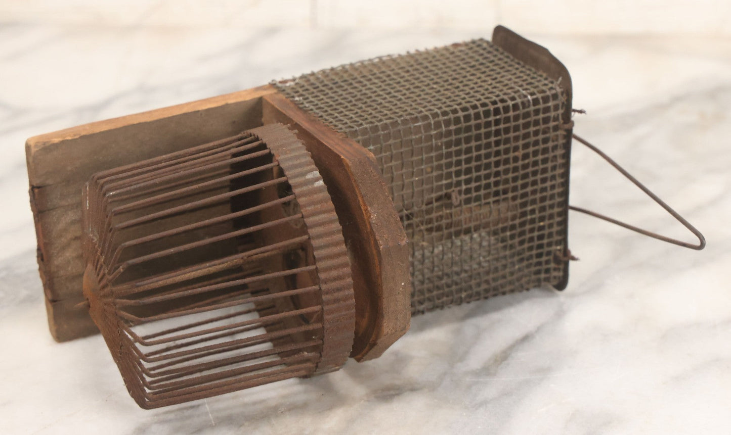 Lot 043 - Antique Wood And Wire Primitive Spinning Mouse Trap