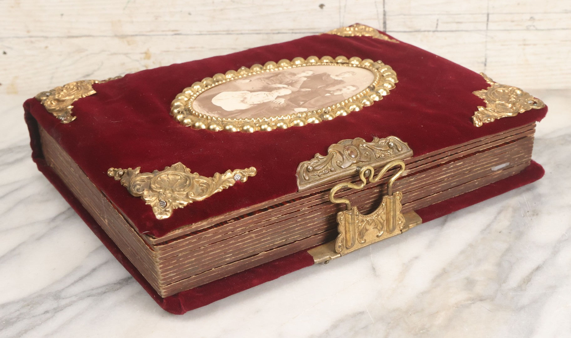 Lot 071 - Antique Victorian Family Photo Album With Replaced Red Velvet Cover With Family Portrait Cameo Containing 41 Cabinet Card Photographs Of Men Women And Children