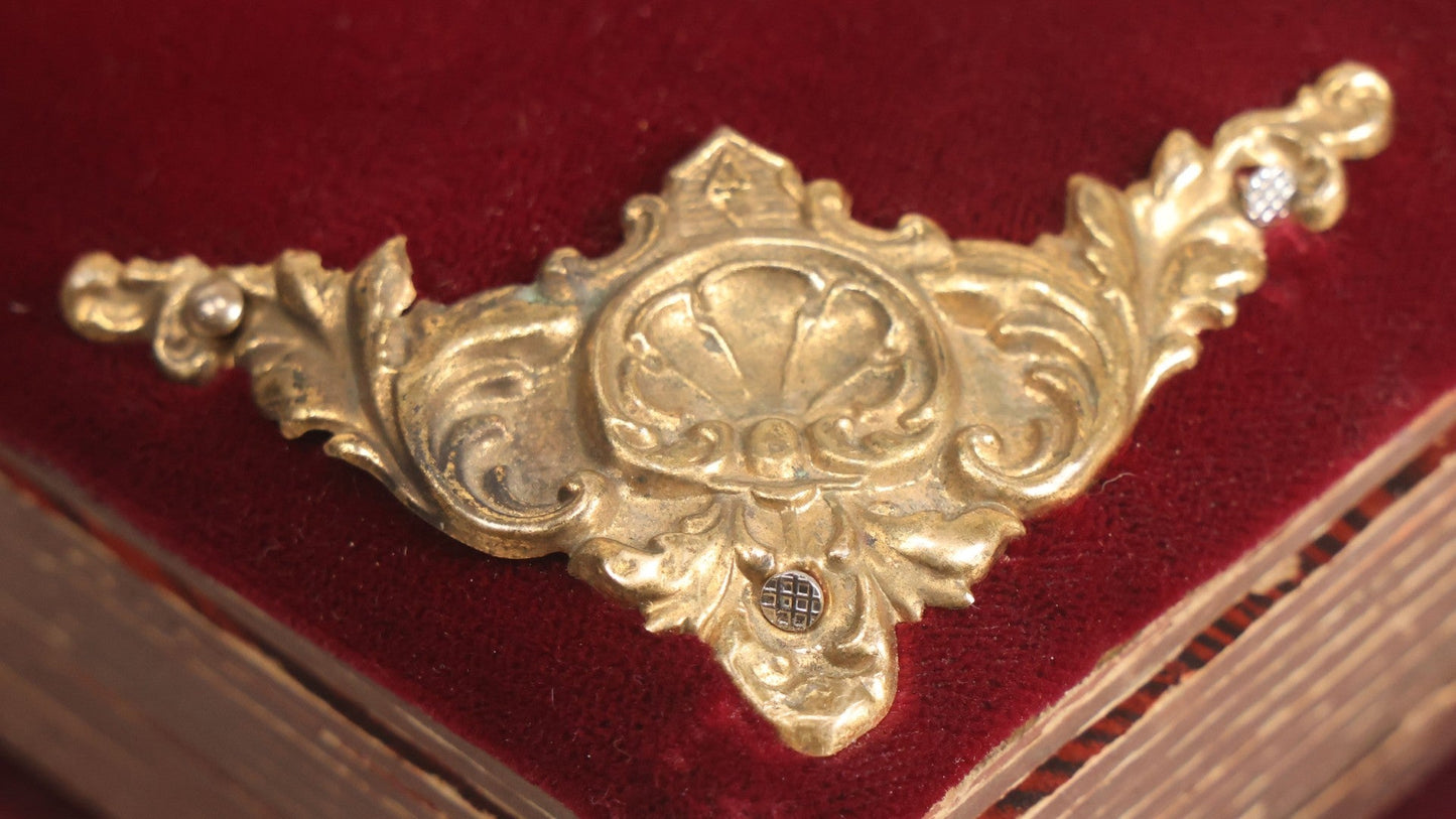 Lot 071 - Antique Victorian Family Photo Album With Replaced Red Velvet Cover With Family Portrait Cameo Containing 41 Cabinet Card Photographs Of Men Women And Children