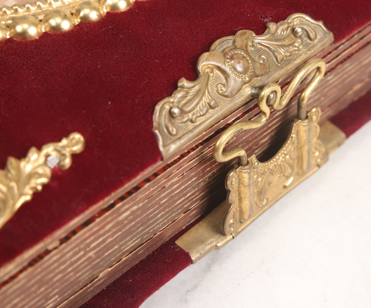 Lot 071 - Antique Victorian Family Photo Album With Replaced Red Velvet Cover With Family Portrait Cameo Containing 41 Cabinet Card Photographs Of Men Women And Children