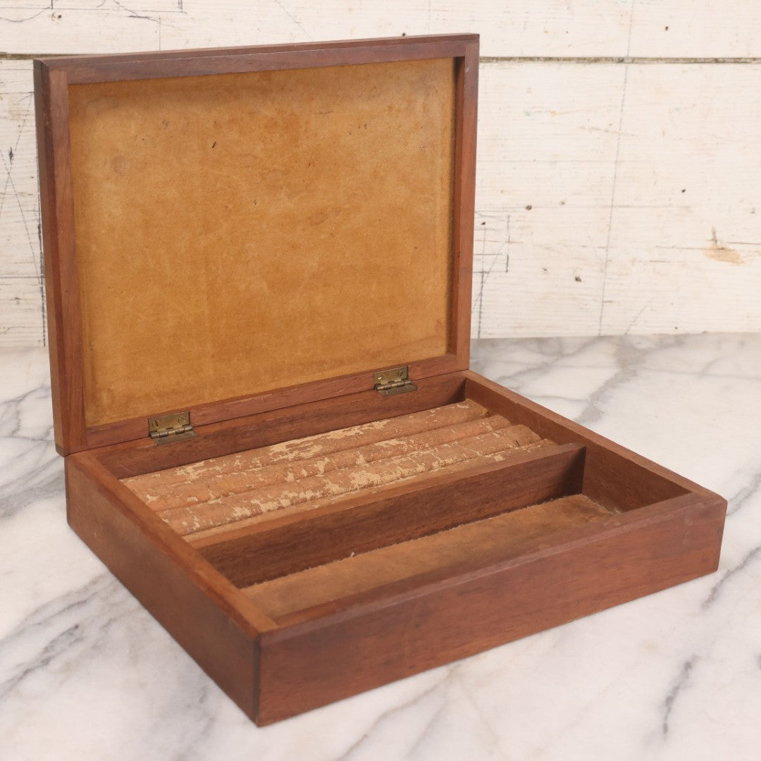 Lot 055 - Vintage Wooden Jewelry Box With High Relief Molded Hunting Dog Scene