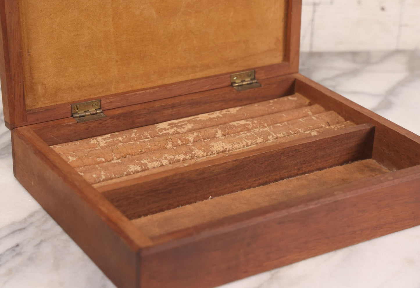 Lot 055 - Vintage Wooden Jewelry Box With High Relief Molded Hunting Dog Scene