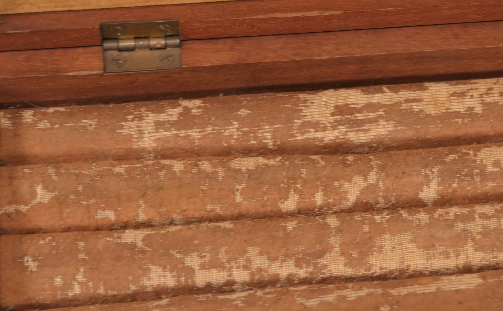 Lot 055 - Vintage Wooden Jewelry Box With High Relief Molded Hunting Dog Scene