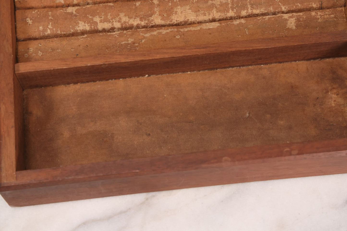 Lot 055 - Vintage Wooden Jewelry Box With High Relief Molded Hunting Dog Scene