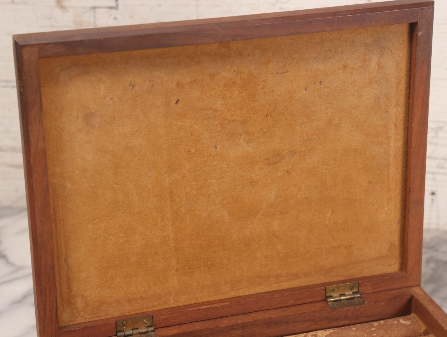 Lot 055 - Vintage Wooden Jewelry Box With High Relief Molded Hunting Dog Scene