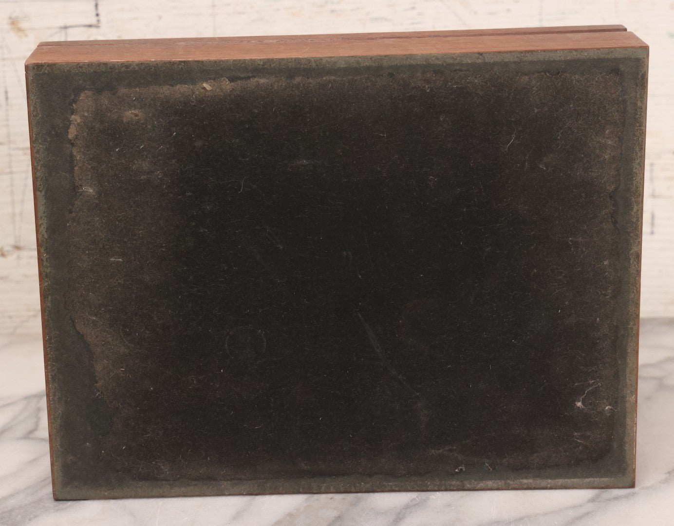 Lot 055 - Vintage Wooden Jewelry Box With High Relief Molded Hunting Dog Scene