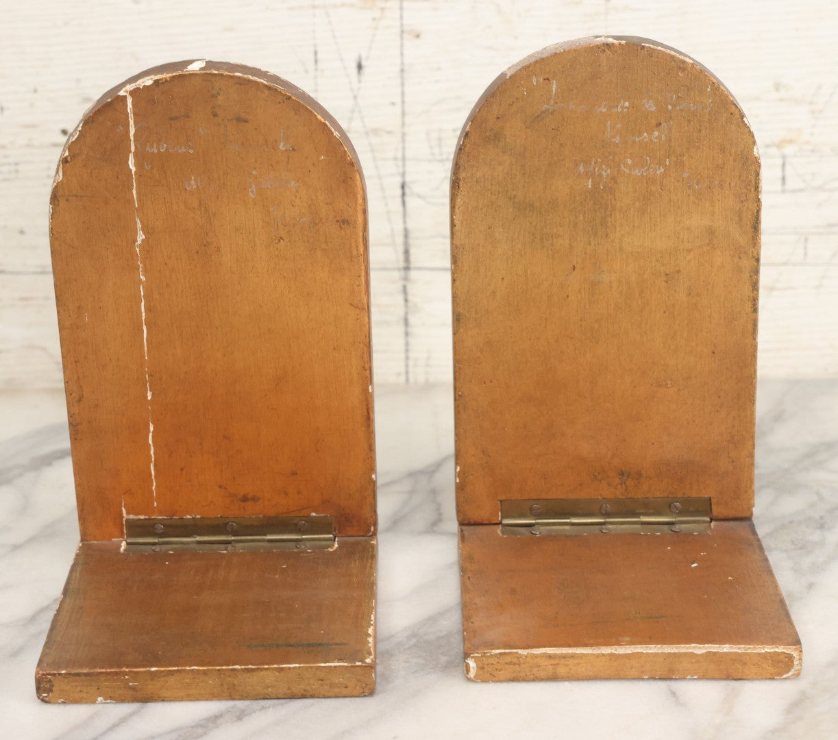 Lot 023 - Pair Of Vintage Florentine Art Folding Wood Bookends With Images Of Leonardo De Vinci, And Peter Paul Rubens