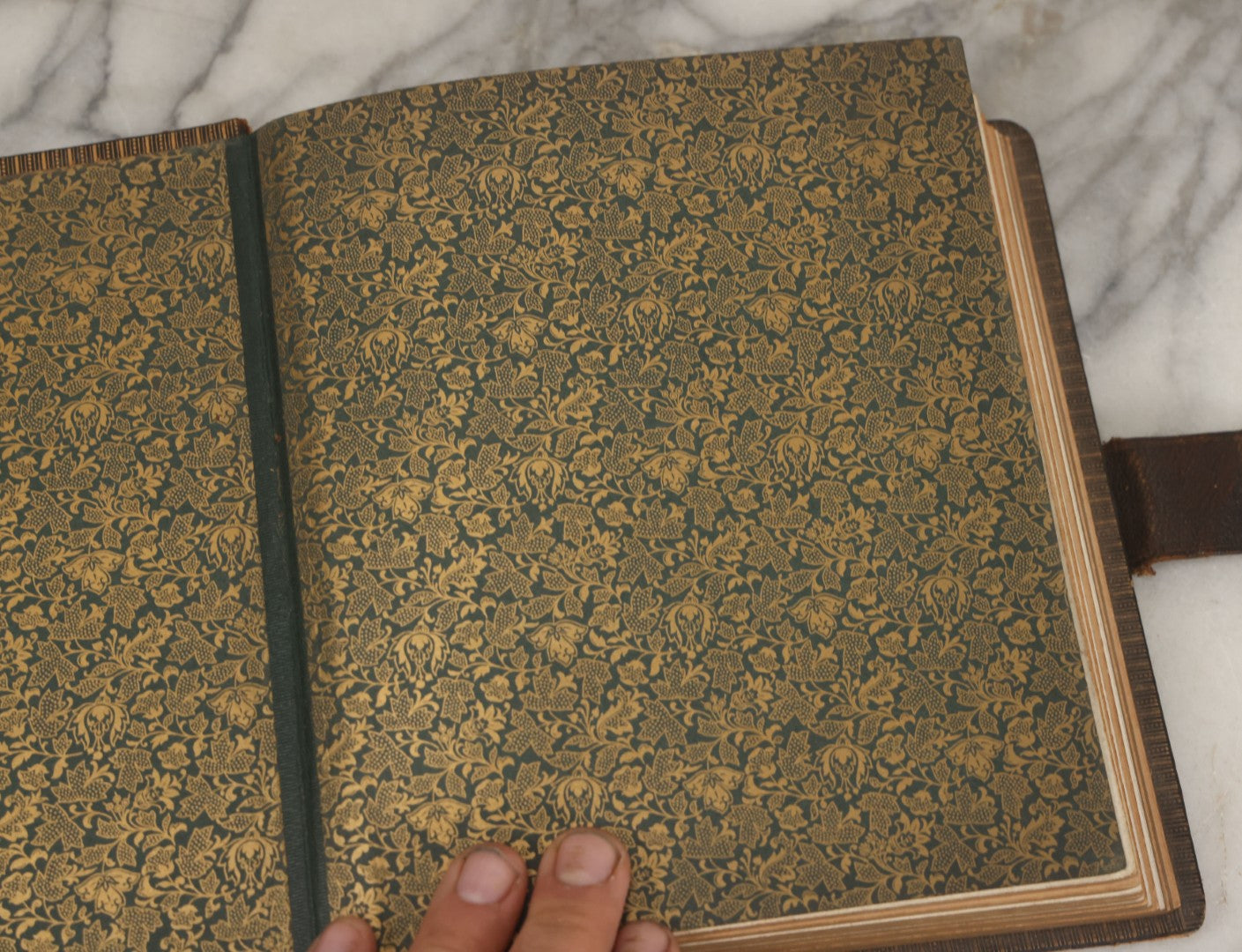 Lot 067 - Antique Victorian Cabinet Card Photo Album With Thirteen Cabinet Card Portrait Photographs Of The Seavey Family, Including Many Photos With Identification