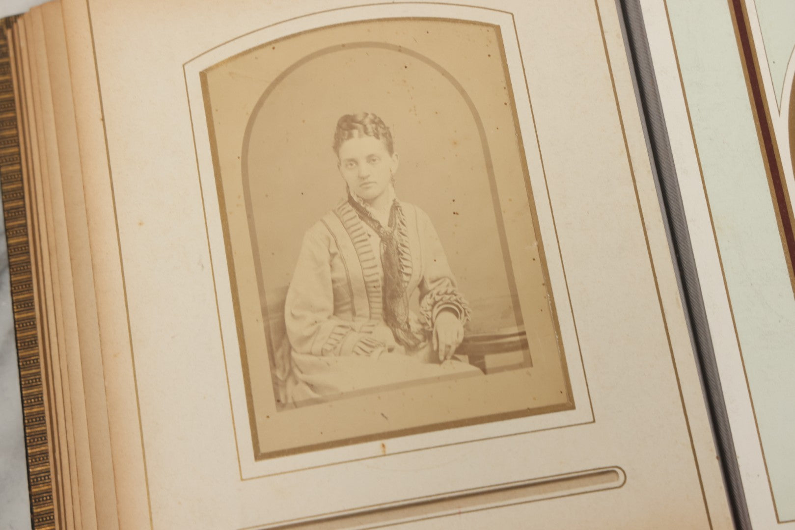 Lot 067 - Antique Victorian Cabinet Card Photo Album With Thirteen Cabinet Card Portrait Photographs Of The Seavey Family, Including Many Photos With Identification